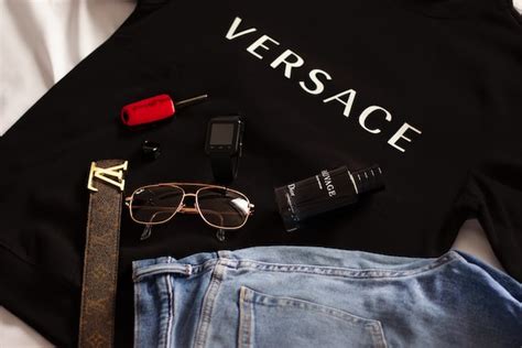 versace abbigliamento uono bisness|versace marketing model.